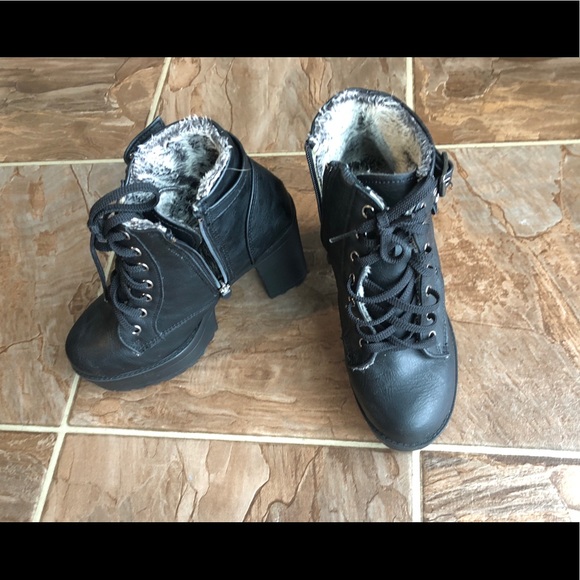 Korean Black ankle boots fuzzy lined - Picture 2 of 5